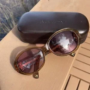 Louis Vuitton Z0094W Glitter Soupcon Sunglasses in honey beige Louis Vuitton | Accessories | Louis Vuitton Z094w Glitter  main image 3